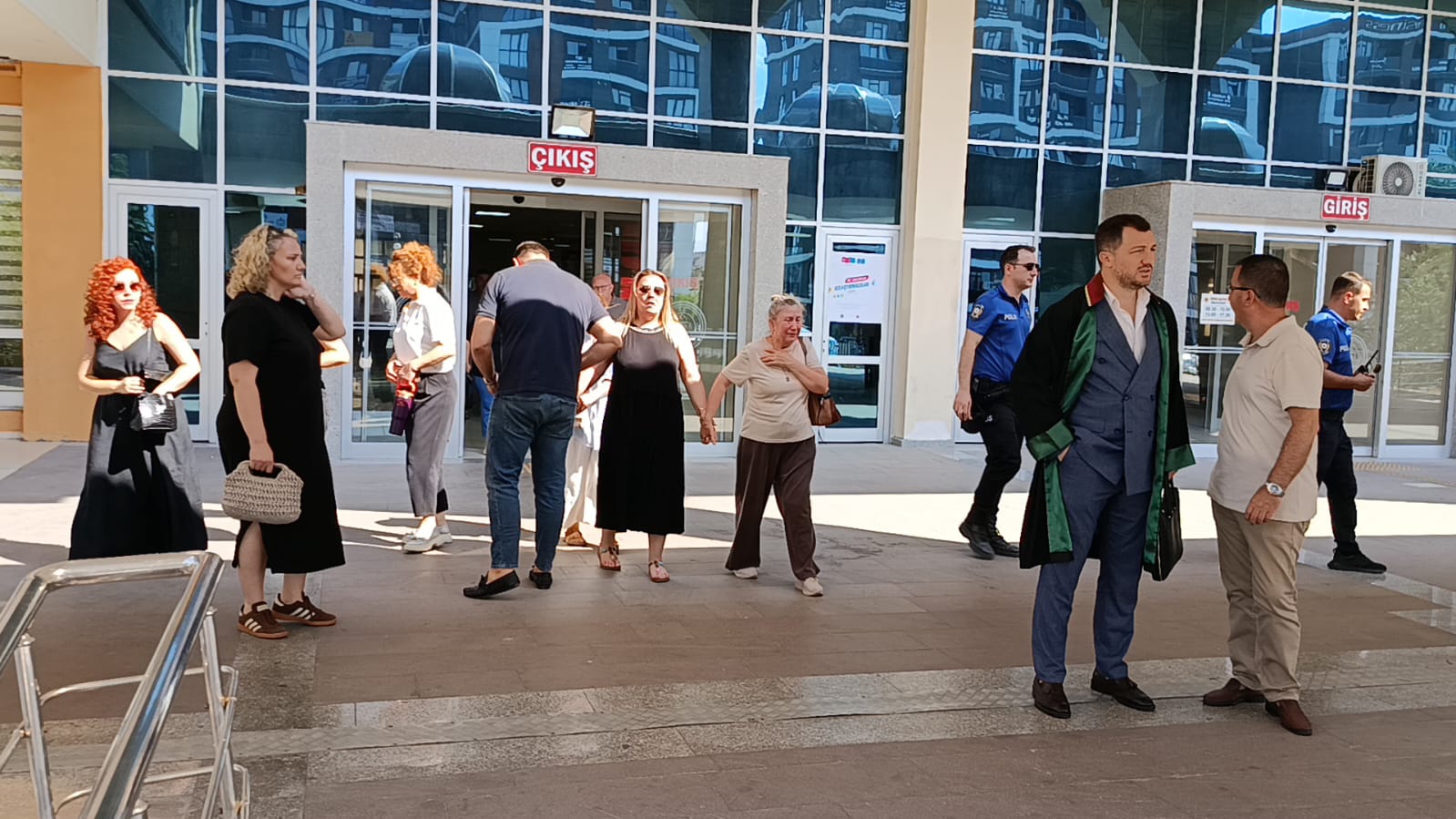 Eşini ve 9 yaşındaki oğlunu katleden cani kocaya verilen 2 kez ağırlaştırılmış müebbet hapis kararının ardından konuşan acılı baba Ahmet Örs, acılarının dinmediğini ancak adaletin yerini bulmasıyla bugün kendilerinin bayramı olduğunu ifade etti.
